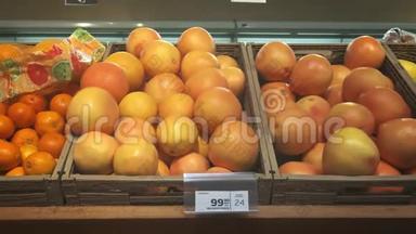 很多橘子和柑橘类水果。 一堆水果躺在超市里，相机跨度。